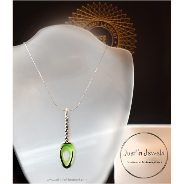 necklace with green china...